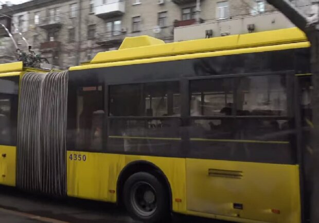 Тролейбус в Києві. Фото: YouTube, скрін