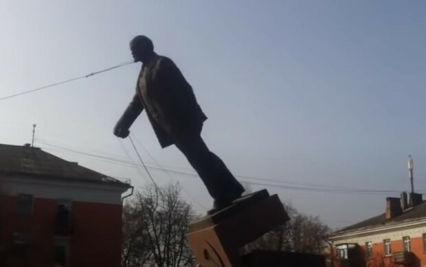 Знесення пам'ятника. Фото: скріншот YouTube-відео