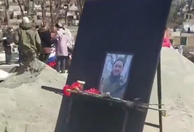 Автобусы с гробами стоят в очереди: в сети появилось видео с военного кладбища в России