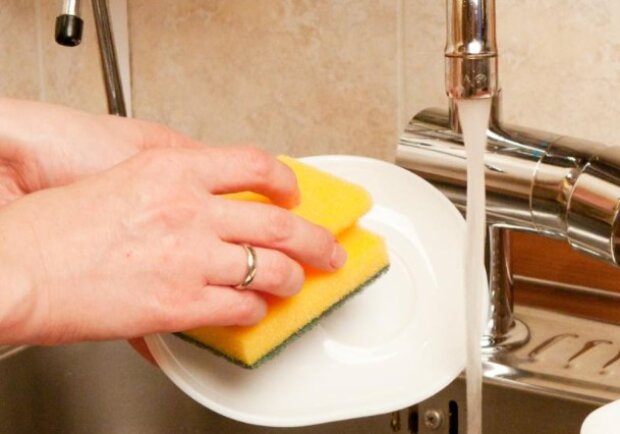 Процесс мытья посуды, фото: youtube.com