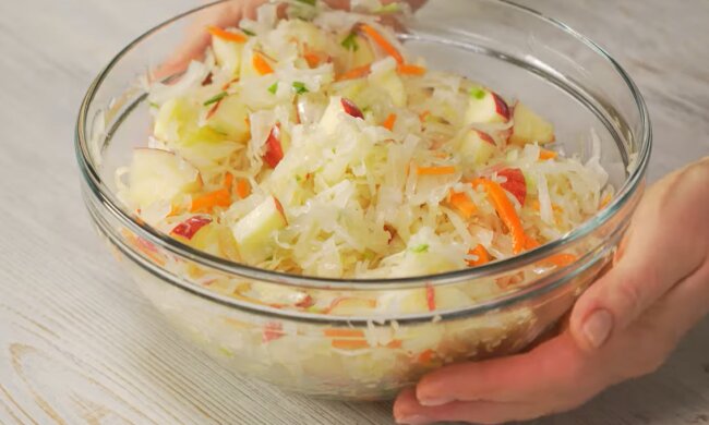 Рецепт диетического салата из квашеной капусты с добавлением апельсина. Фото: YouTube