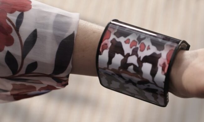 Теперь его будут носить в качестве браслета: Motorola показала необычный гибкий смартфон