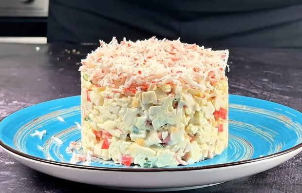 Салат с крабовыми палочками, кадр с видео