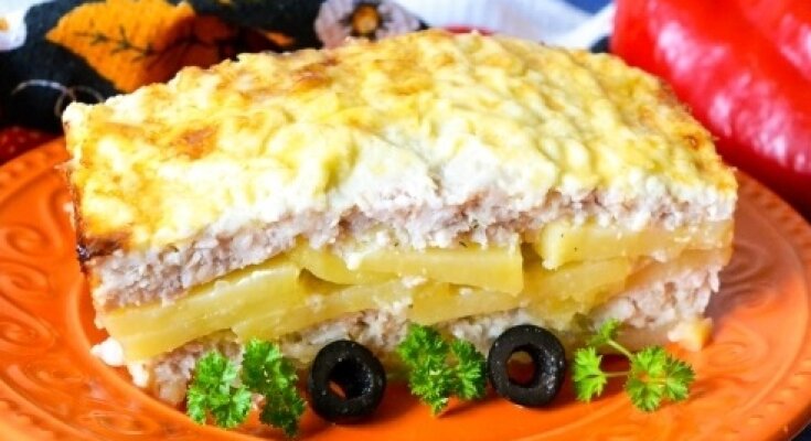 Самый простой и аппетитный закусочный пирог на Новый год: рецепт картошки с куриным фаршем и яйцом в духовке