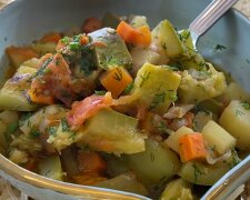 Рецепт мяса, запеченного с кабачками и молодой картошкой под сметаной и сыром. Фото: YouTube