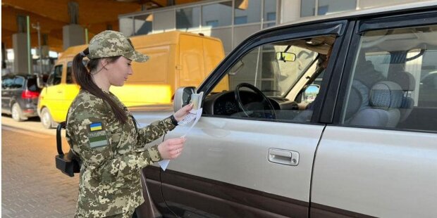 Як українські чоловіки зможуть виїжджати за кордон із січня: що потрібно знати про зміни