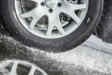 Авто в дождь. Фото: YouTube