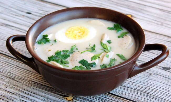 Його захочеться їсти прямо з каструлі: рецепт білого борщу по-польськи з ковбасками та вершками