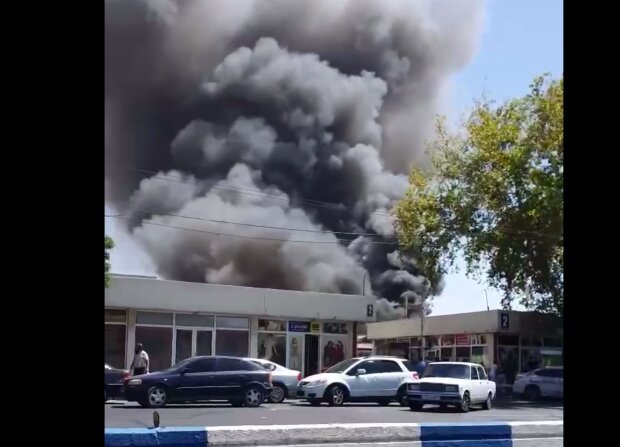 Адский взрыв в столице Армении: пылает торговый центр, дым виден за километры