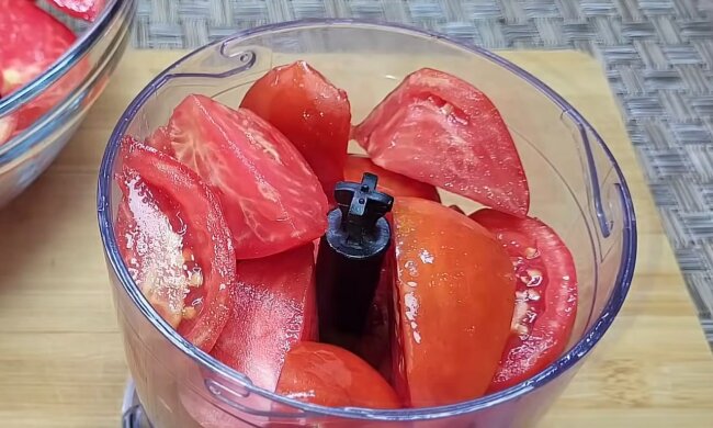 Приготування томатного соусу, фото: youtube.com