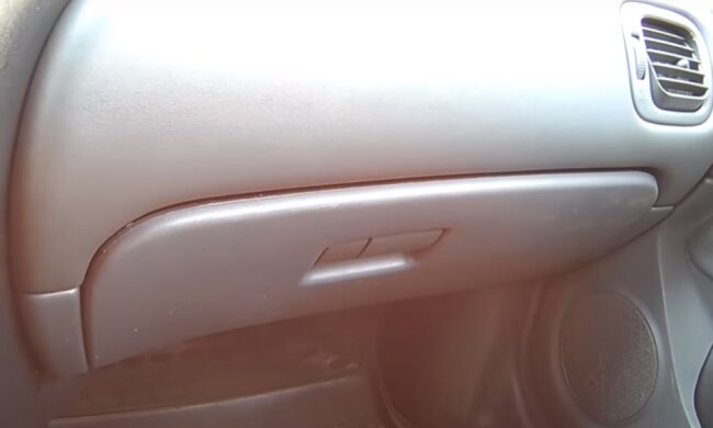 Бардачок автомобіля: скрін з відео