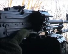 Спас жетон: на Донбассе снаряд взорвался у ног украинских военных. Видео облетело сеть