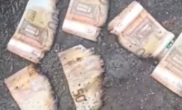 Гроші лилися "річкою": на Тернопільщині з каналізації вимило пачку євро. Відео