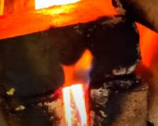 Дрова и угли: скрин с видео