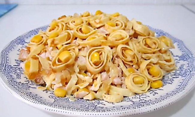 Він просто прекрасний: рецепт справжнього італійського салату з млинцями, курячою грудкою та яйцем