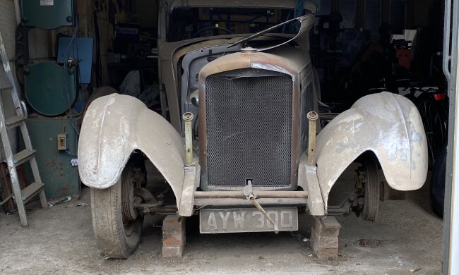 Пылился 30 лет: на ферме нашли уникальный заброшенный Bentley. Фото