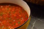 Томатный суп со свининой и рисом, кадр из видео
