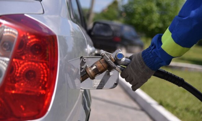 Багато хто про це не здогадувався: чим небезпечно їздити з баком, заправленим під зав'язку