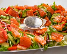 Салат з лососем, кадр з відео