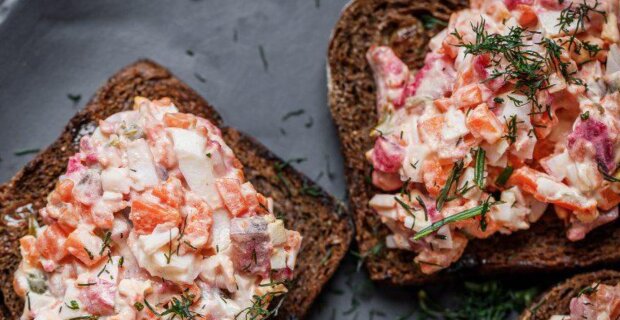 Закуска з оселедцем та каперсами