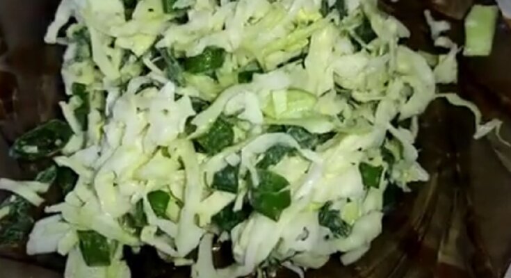 Настоящий весенний хит: рецепт салата из молодой капусты с крапивой и сметаной