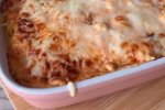 Запечённые макароны с курицей и овощами, кадр из видео