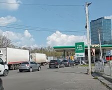 На відомій АЗС людям в бак помилково залили дизель з бензином. Фото