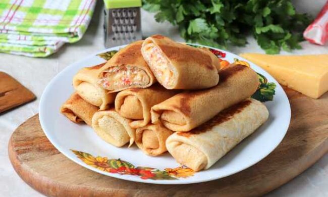 Их захочется кушать и днем, и вечером: рецепт нежных блинчиков из крабовых палочек с сыром
