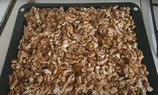 До такого додумается не каждый: для чего хозяйки кладут орехи в лоток из-под яиц