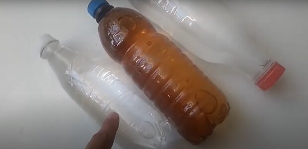 Бутылки с кипятком. Фото: скриншот YouTubе