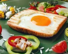 Рецепт сытного и здорового завтрака на каждый день: как приготовить в духовке яйцо в хлебе с ветчиной