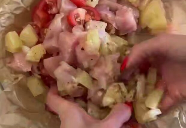 Запеканка с курицей и ананасами, кадр из видео
