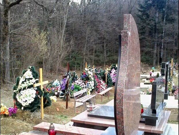 Гробы плавали вдоль могил: на Закарпатье затопило кладбище. Такое хочется развидеть