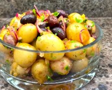 Рецепт оригинального картофельного салата с оливками и красным луком. Фото: YouTube