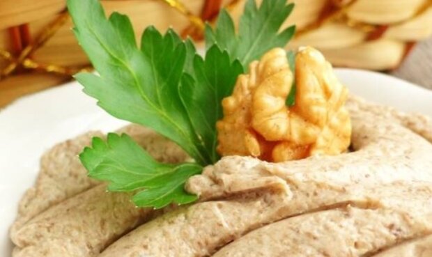 Настоящий деликатес на Новый год: рецепт паштета из шампиньонов с добавлением грецких орехов