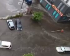 Львів іде під воду: відео найпотужнішого потопу. Земля провалюється, машини пливуть