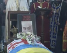 Спи спокійно, наш улюблений Буба: труну Вахтанга Кікабідзе накрили українським та грузинським прапорами. Фото