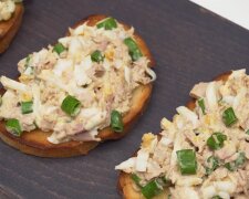 Грінки з тунцем, яйцем та маринованими огірками