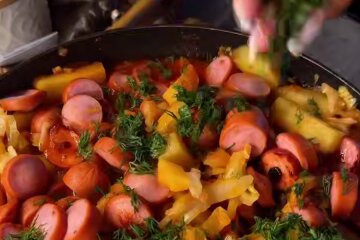 Тушёная капуста с картофелем и сосисками, кадр из видео