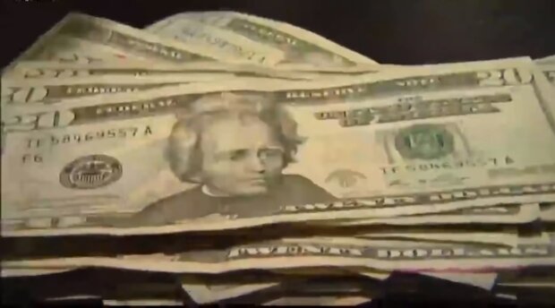 Долари. Фото: скріншот Youtube-відео