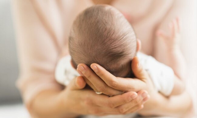 Мамаша "квасила", а роды принимал собутыльник: украинка родила прямо во время застолья, даже не вызвав врачей