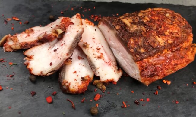 Рецепт нежного маринованного сала с паприкой в рассоле. Фото: YouTube