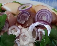 Святковий салат з оселедця, картоплі та яблук з перепелиними яйцями