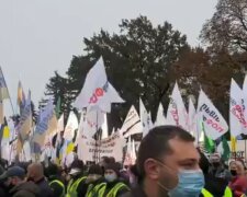 Акция протеста возле парламента Скриншот видео