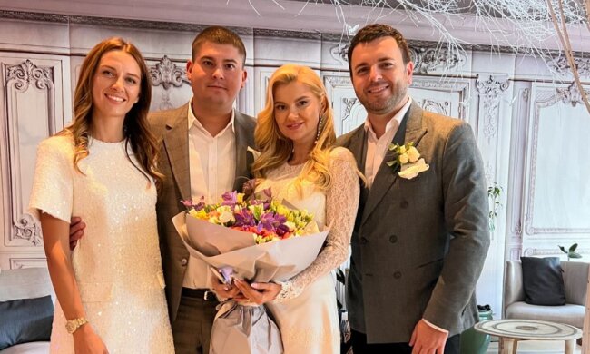 Григорій Решетник з дружиною та друзями, фото з соцмереж