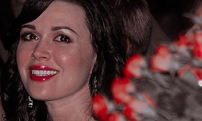 Гаснет, как свеча при отпевании: чахлое тело Анастасии Заворотнюк укутали в бабушкин плед. Больно смотреть