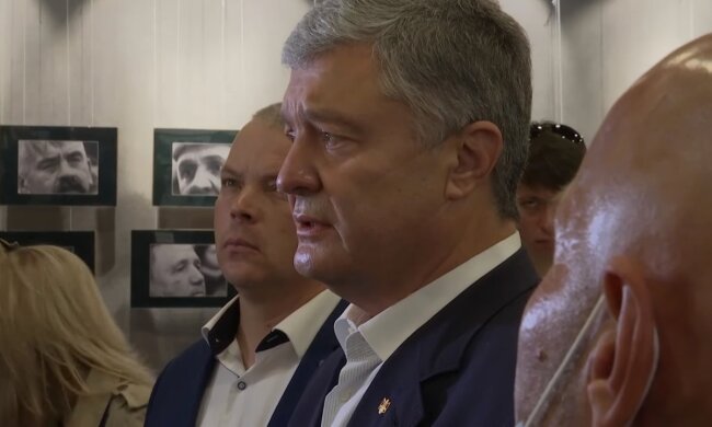 Порошенко зганьбився з піаром біля зруйнованих будинків: його прогнала тероборона. Відео