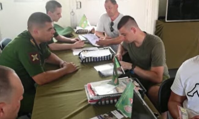 У россиян уже мобилизуют машины: заставляют приходить в военкоматы и отдавать транспортные средства. Фото