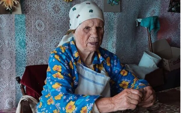Бабульке уже 103 года, а она плетет для украинских военных "кикиморы". Фото