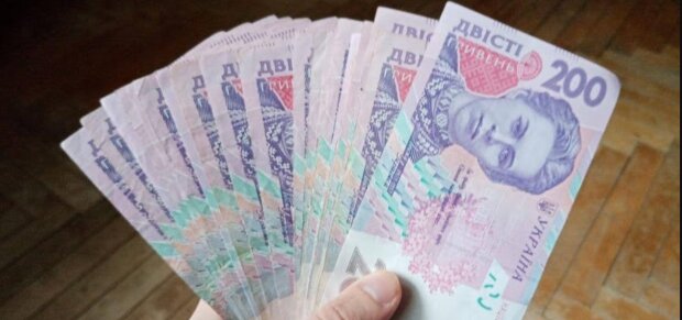 Украинцы массово жалуются на "быстрые кредиты": людей загоняют в ловушку. Что нужно знать